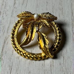 Vintage brooch Gold colored with faux pearl.